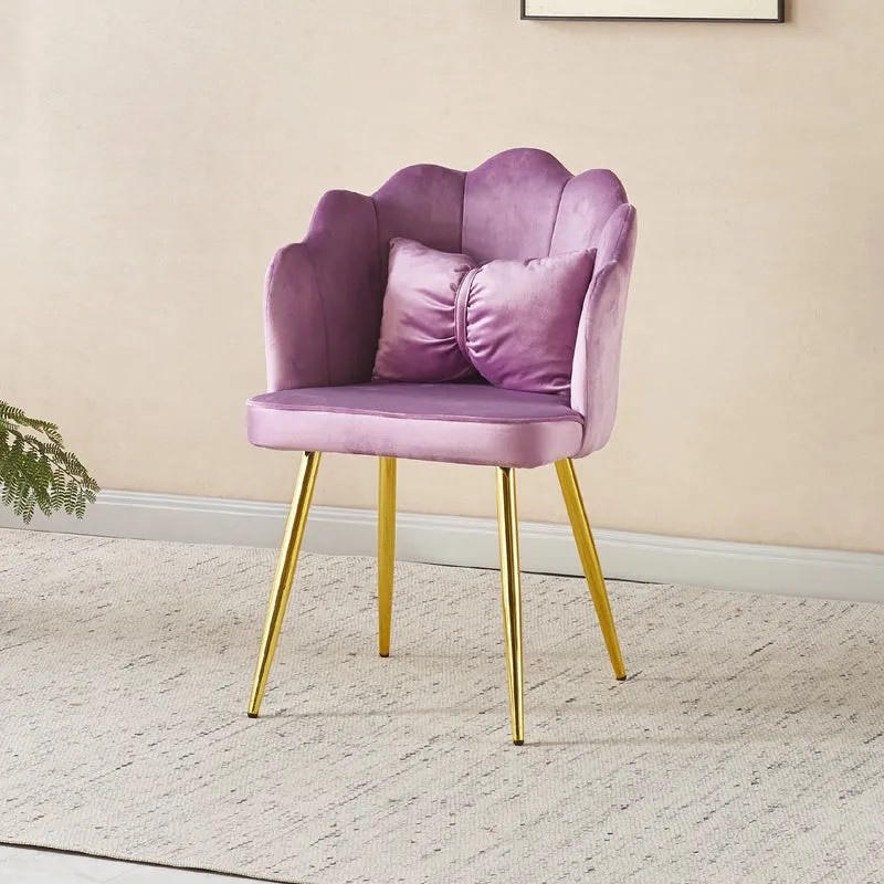 Poltroncina Elegante in Velluto con Schienale a Conchiglia e Cuscino Decorativo Il Gruppone