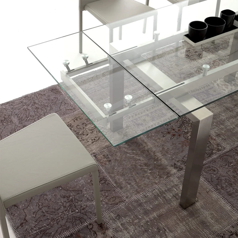 Manhattan - Tavolo moderno allungabile piano in vetro e gambe acciaio satinato cm 140/200x80x75h
