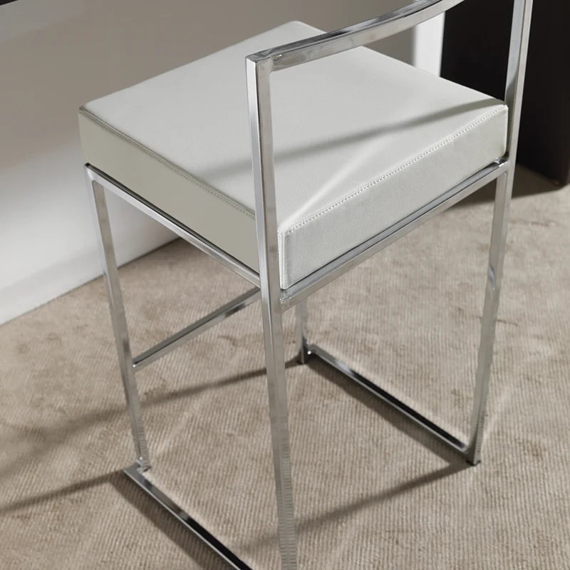 Set da 4 sgabello alto moderno impilabile in metallo ed ecopelle bianco o nero cm 42x40x99h