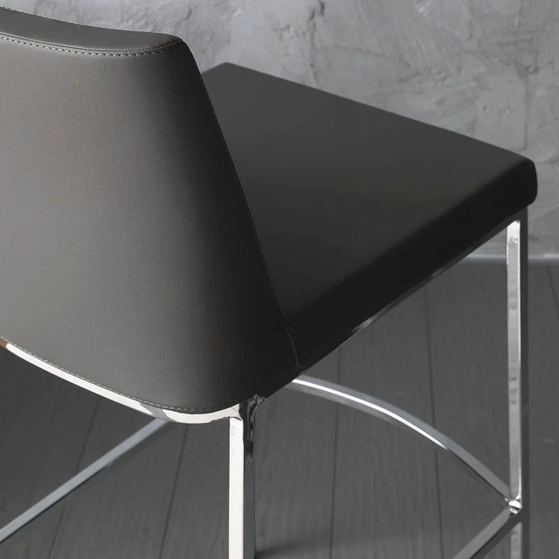 Set da 2 sgabello moderno alto fisso in metallo ed ecopelle bianco o nero cm 42x52x104h