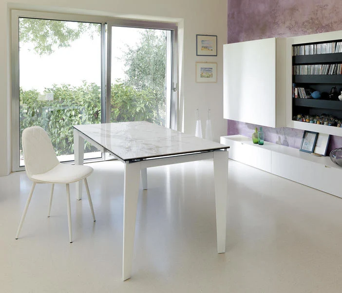 Tavolo moderno allungabile con piano in vetro e ceramica effetto marmo cm 120/170x80x76h