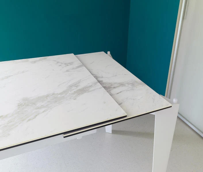 Tavolo moderno allungabile con piano in vetro e ceramica effetto marmo cm 120/170x80x76h