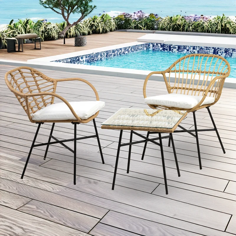 Set Bistrot da Esterno in Rattan con 2 Poltrone e Tavolino con Piano in Vetro e Cuscini Il Gruppone