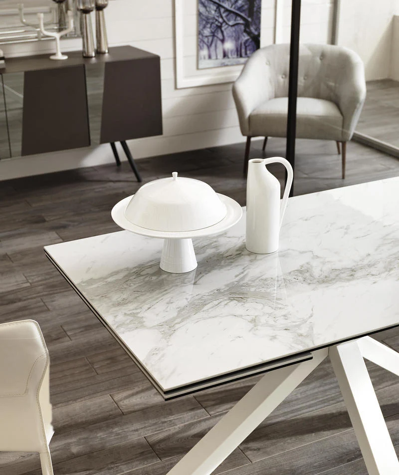 Tavolo allungabile in metallo con piano in vetro e ceramica effetto marmo cm 160/240x90x76h