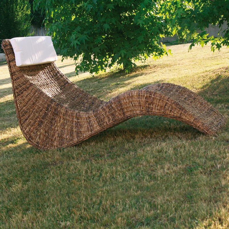 Chaise longue da esterno in banano naturale con poggiatesta