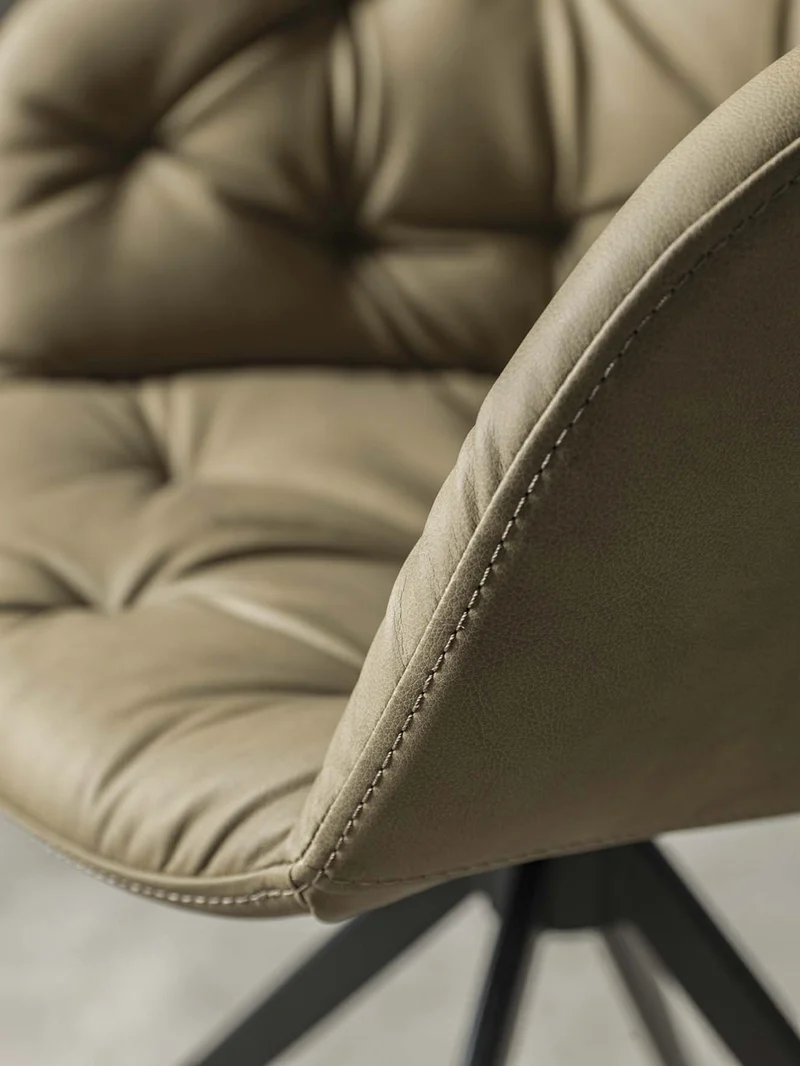 Cabiria - Poltroncina moderna in metallo rivestita in ecopelle cm 61x52x81h - vari colori