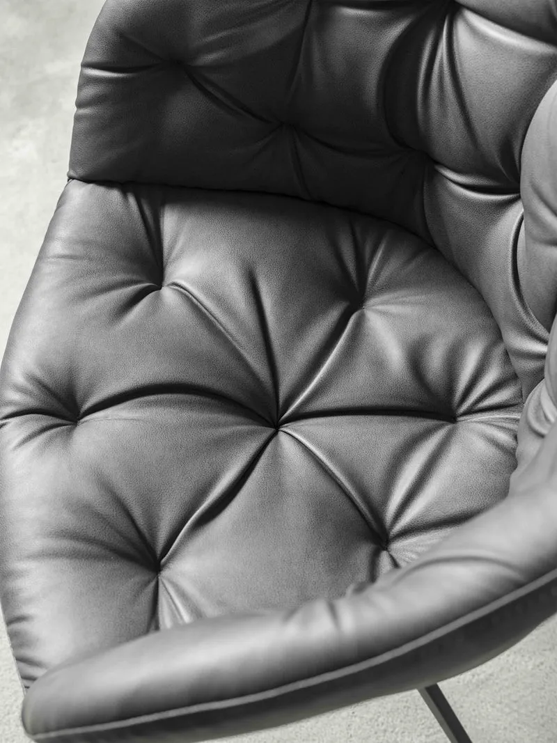 Cabiria - Poltroncina moderna in metallo rivestita in ecopelle cm 61x52x81h - vari colori