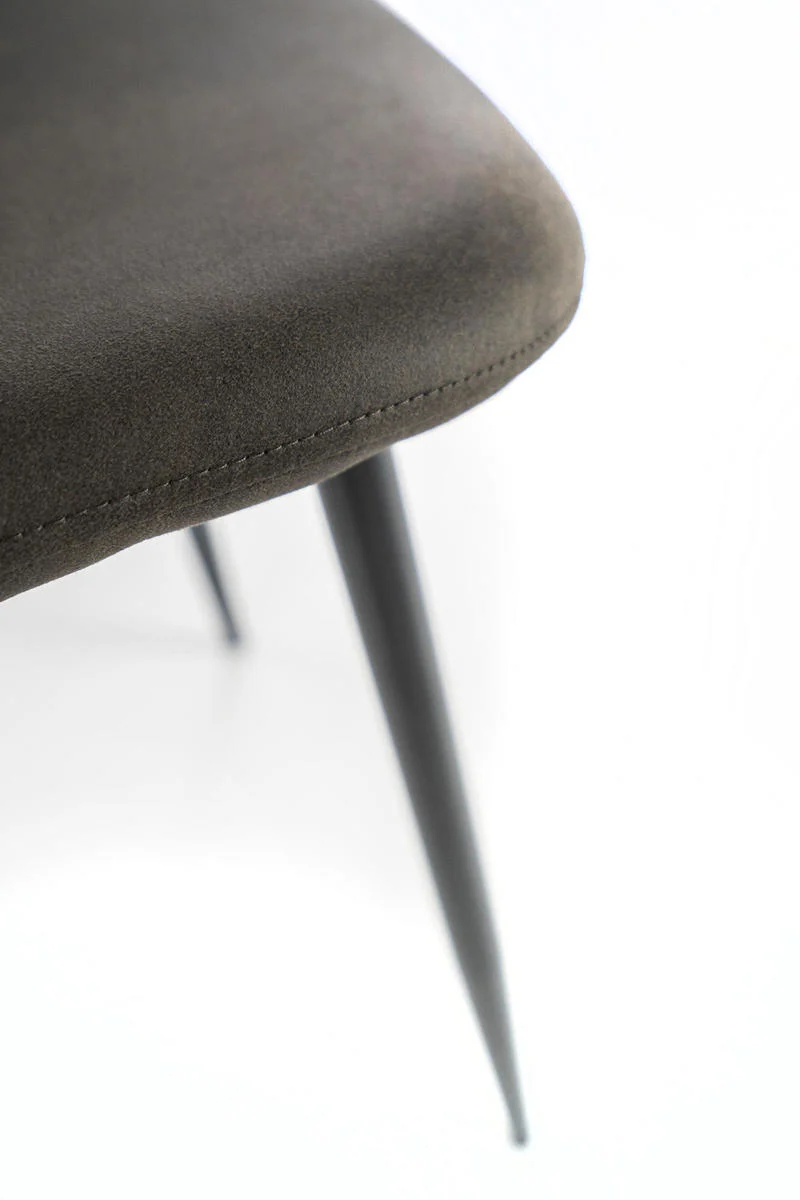 Set da 4 Sedia con scocca in similpelle gambe in metallo nero cm 44x50x84h - vari colori