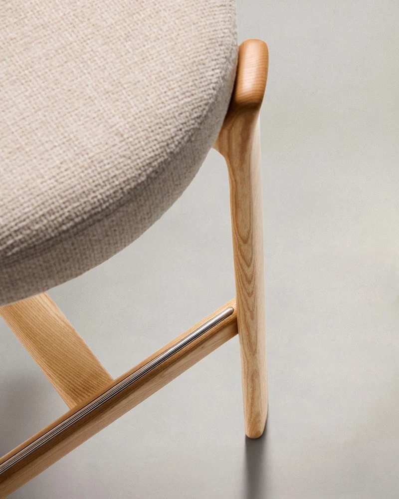 Hocker Granite aus beigefarbener Chenille und massivem Eschenholz mit naturfarbenem Finish