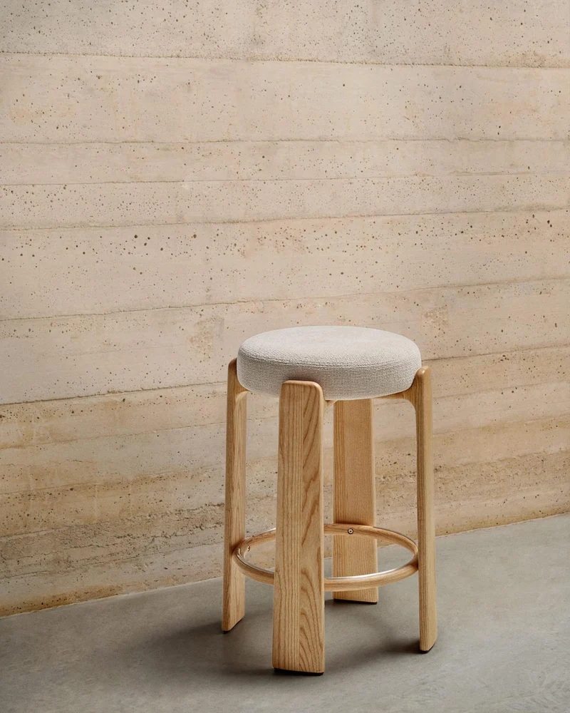 Hocker Granite aus beigefarbener Chenille und massivem Eschenholz mit naturfarbenem Finish