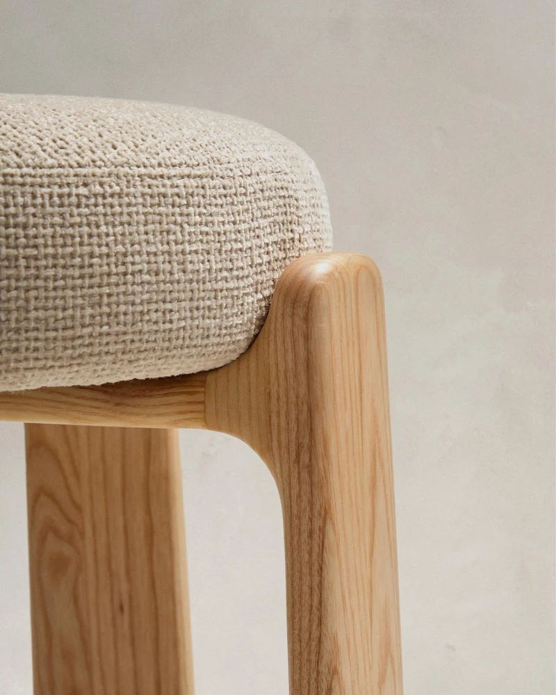 Hocker Granite aus beigefarbener Chenille und massivem Eschenholz mit naturfarbenem Finish