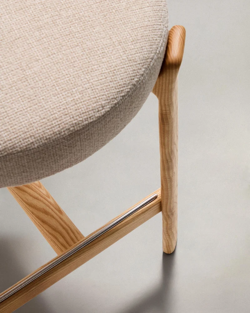 Hocker Granite aus beigefarbener Chenille und massivem Eschenholz mit naturfarbenem Finish