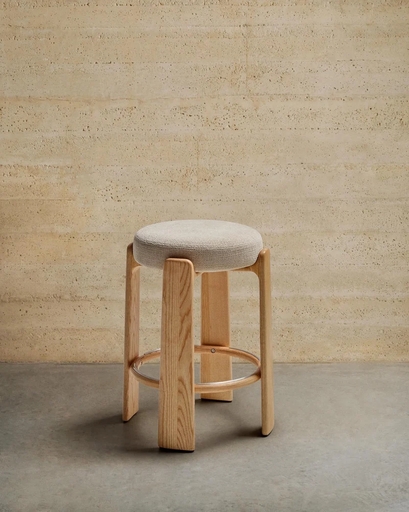 Hocker Granite aus beigefarbener Chenille und massivem Eschenholz mit naturfarbenem Finish
