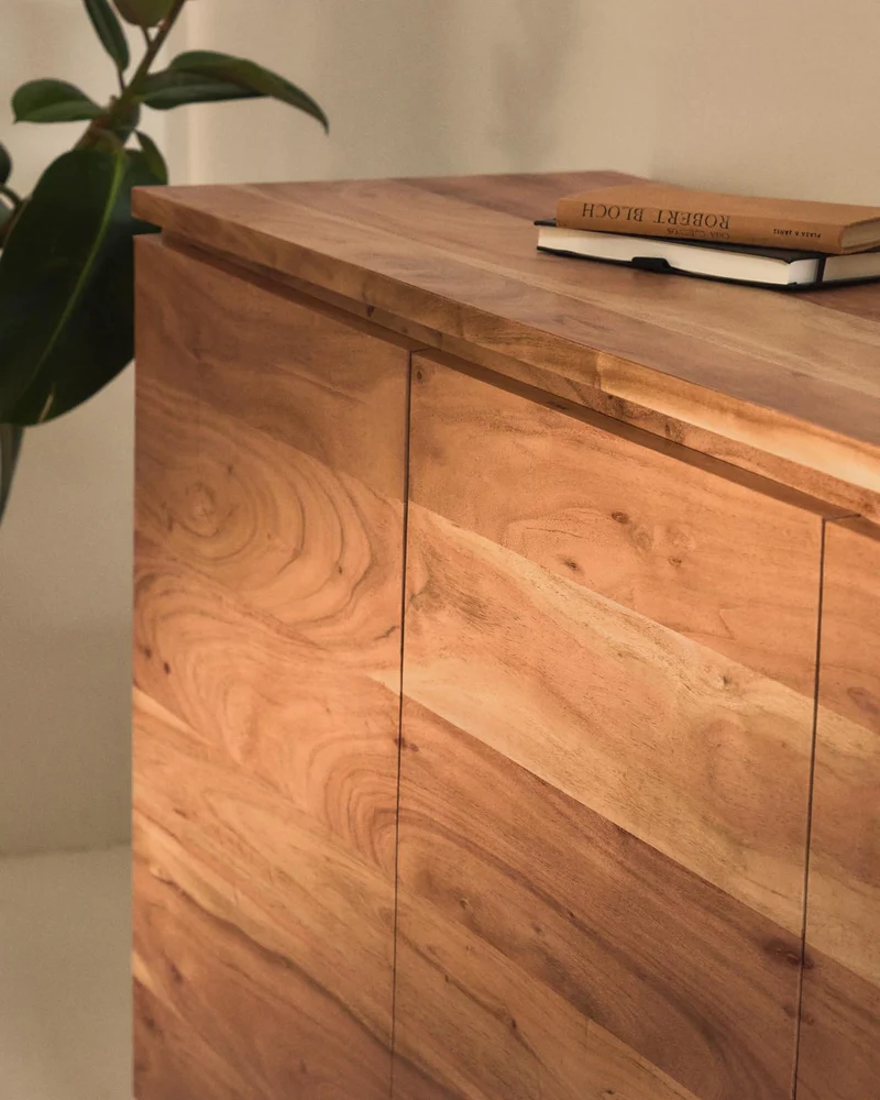 4-türiges Sideboard Uxue aus massivem Akazienholz mit gebleichtem Finish 200 x 88 cm