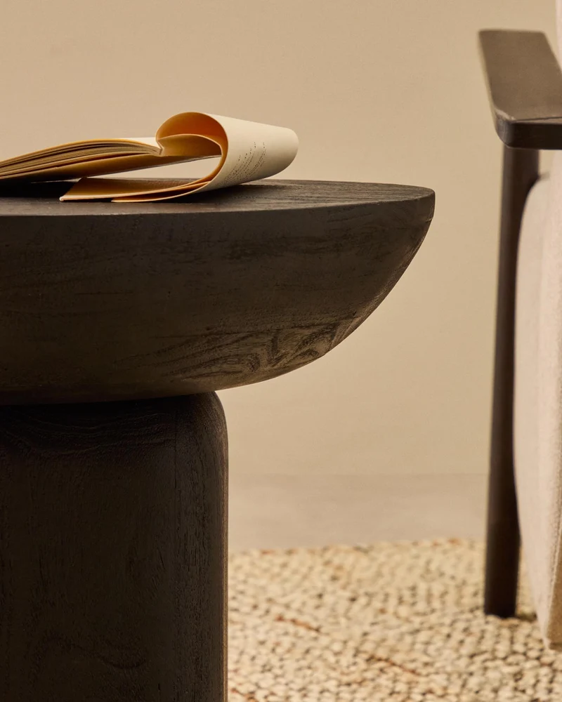 Beistelltisch Ovak aus massivem Akazienholz mit schwarzem Finish, FSC 100%, Ø50 cm