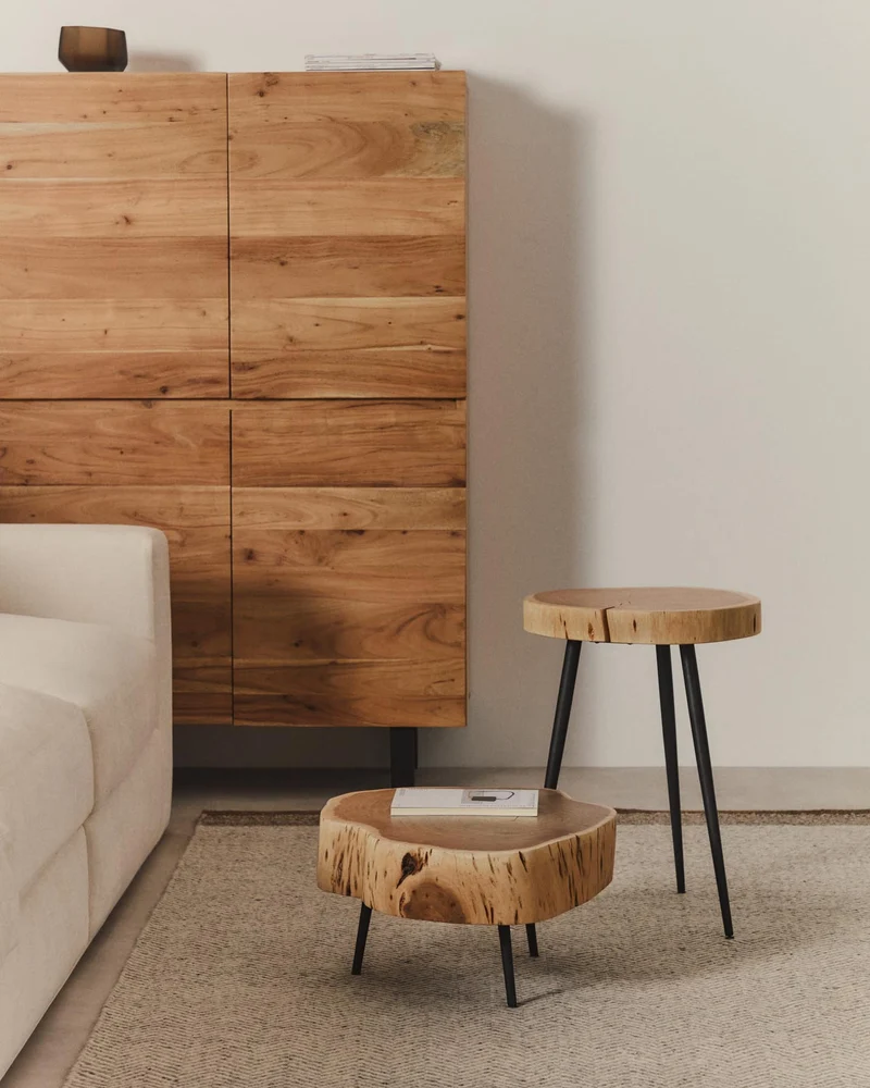 Beistelltisch Tanive aus massivem Akazienholz mit gebleichtem Finish und schwarzen Stahlbe