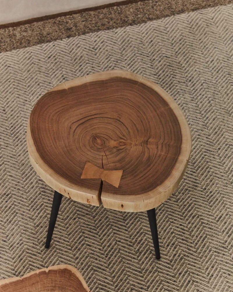 Beistelltisch Tanive aus massivem Akazienholz mit gebleichtem Finish und schwarzen Stahlbe