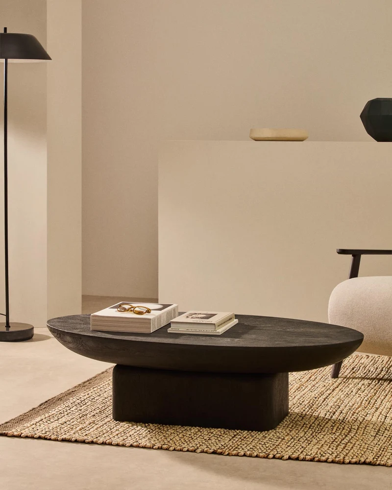 Couchtisch Ovak aus massivem Akazienholz mit schwarzem Finish, FSC 100%, 140 x 70 cm