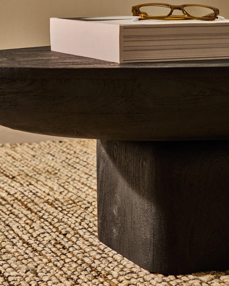 Couchtisch Ovak aus massivem Akazienholz mit schwarzem Finish, FSC 100%, 140 x 70 cm