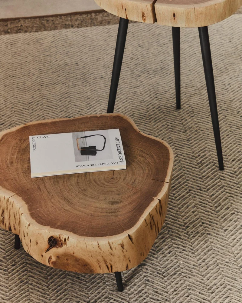 Couchtisch Tavine aus massivem Akazienholz mit gebleichtem Finish und schwarzen Stahlbeine