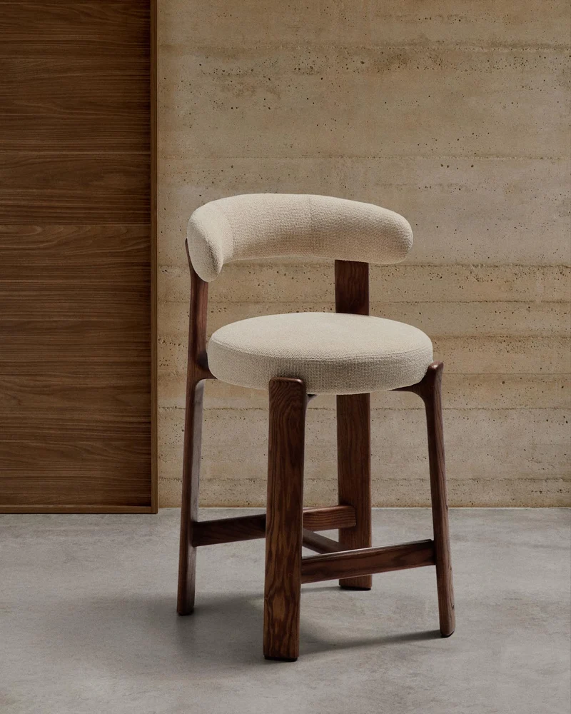 Hocker Granite aus beigefarbener Chenille und massivem Eschenholz mit walnussholzfarbenem