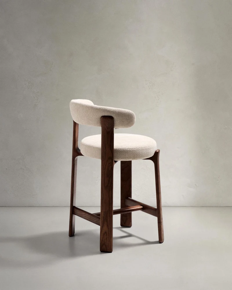 Hocker Granite aus beigefarbener Chenille und massivem Eschenholz mit walnussholzfarbenem