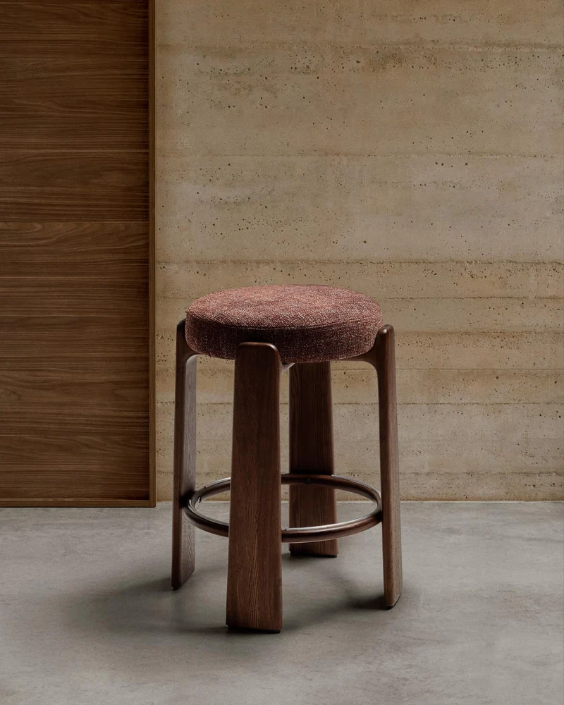 Hocker Granite aus brauner Chenille und massivem Eschenholz mit nussbaumfarbenem Finish, F
