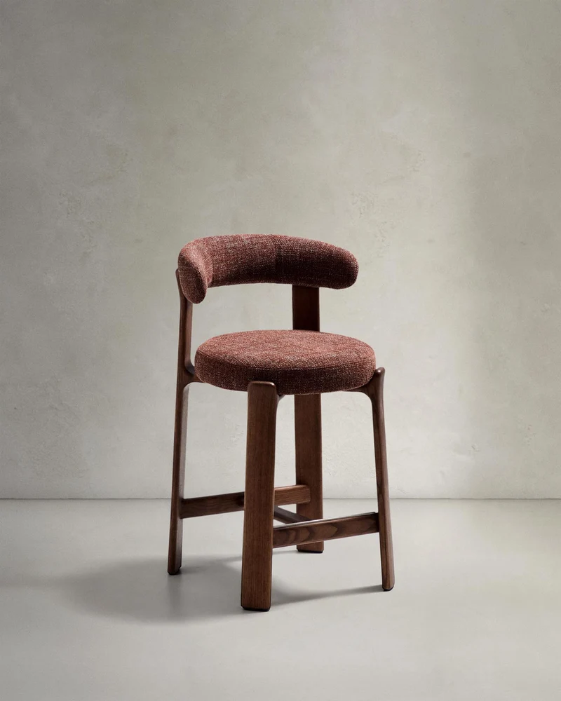 Hocker Granite aus brauner Chenille und massivem Eschenholz mit walnussholzfarbenem Finish
