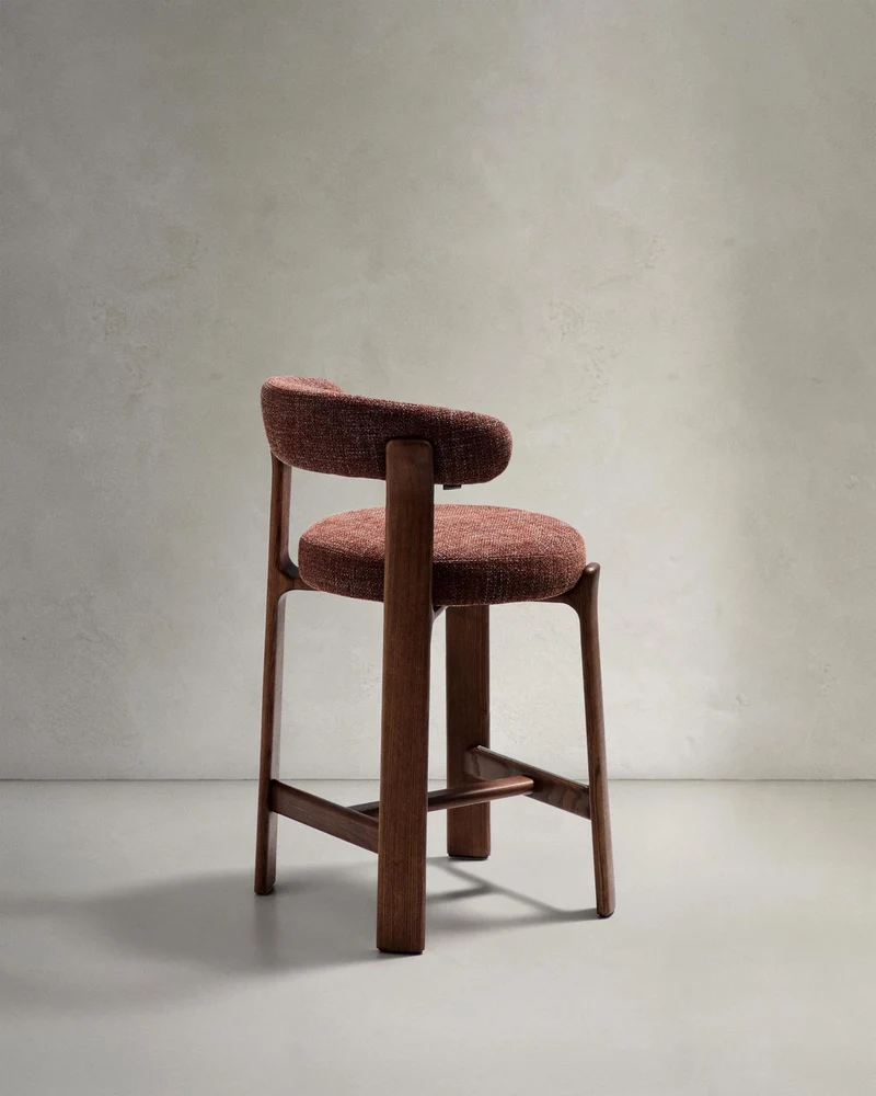 Hocker Granite aus brauner Chenille und massivem Eschenholz mit walnussholzfarbenem Finish