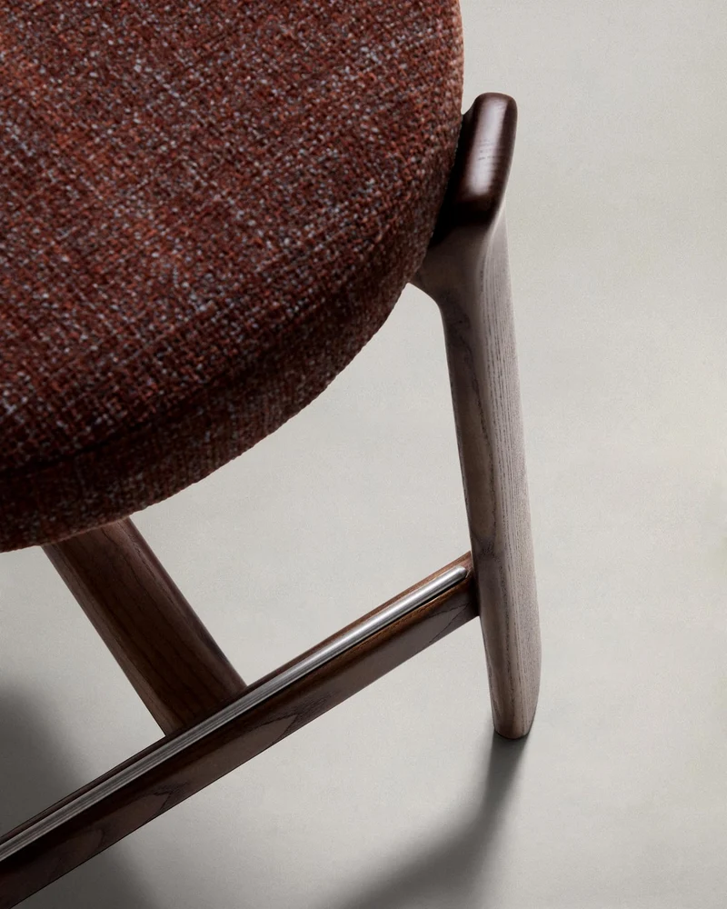 Hocker Granite aus brauner Chenille und massivem Eschenholz mit walnussholzfarbenem Finish