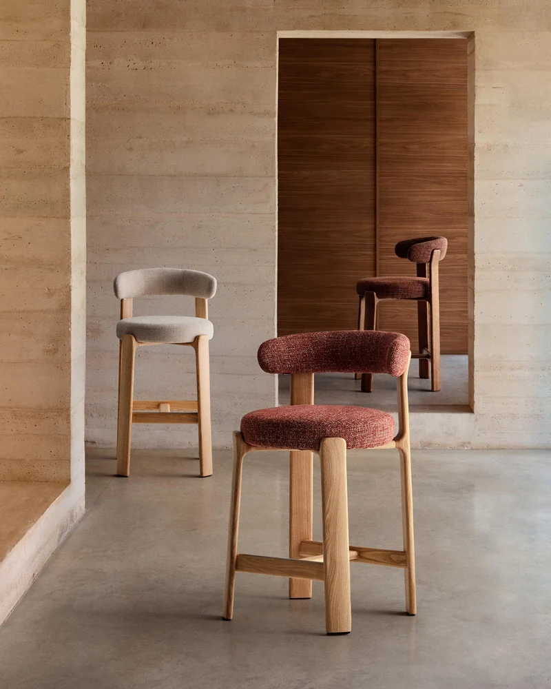 Hocker Granite aus brauner Chenille und massivem Eschenholz mit walnussholzfarbenem Finish