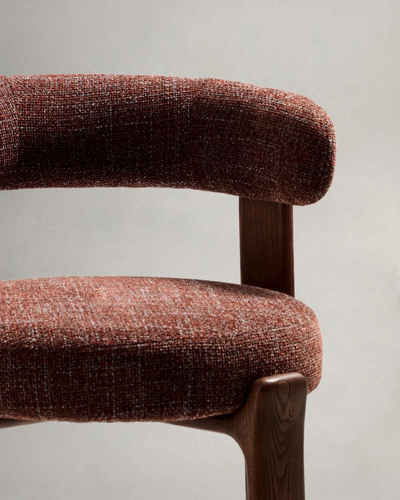 Hocker Granite aus brauner Chenille und massivem Eschenholz mit walnussholzfarbenem Finish
