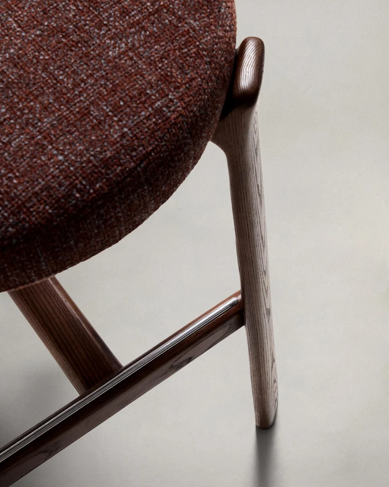 Hocker Granite aus brauner Chenille und massivem Eschenholz mit walnussholzfarbenem Finish