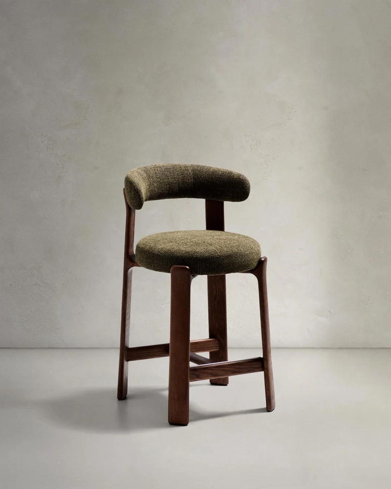 Hocker Granite aus grüner Chenille und massivem Eschenholz mit walnussholzfarbenem Finish,