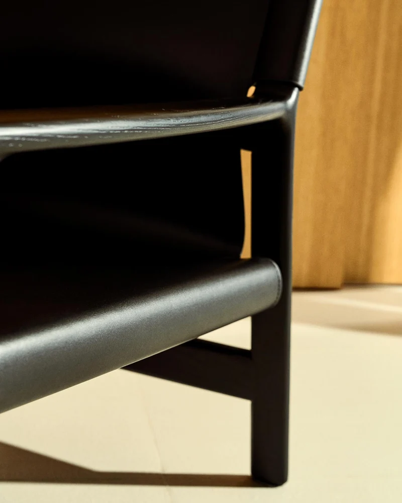 Sessel Jan aus recycelten Lederfasern in Schwarz und massivem Eschenholz FSC 100 % mit sch