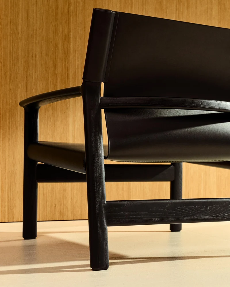 Sessel Jan aus recycelten Lederfasern in Schwarz und massivem Eschenholz FSC 100 % mit sch