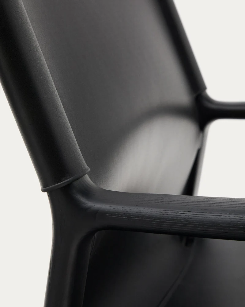 Sessel Jan aus recycelten Lederfasern in Schwarz und massivem Eschenholz FSC 100 % mit sch