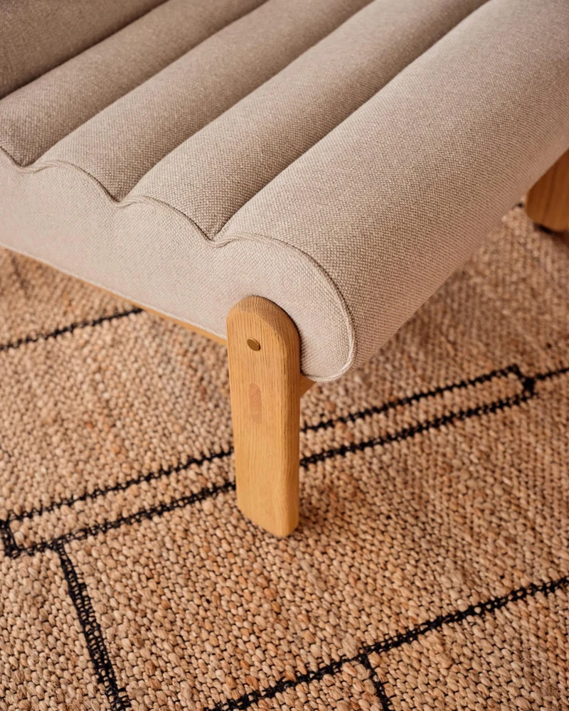 Sessel Magira in Beige aus massivem Eichenholz mit Finish in natürlichem Farbton