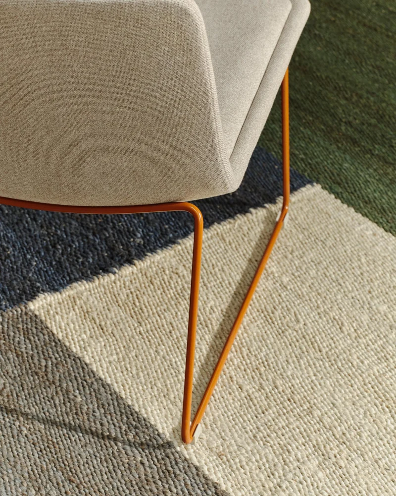 Sessel Zahara in Beige mit Stahlbeinen und Terrakotta-Finish FSC 100%