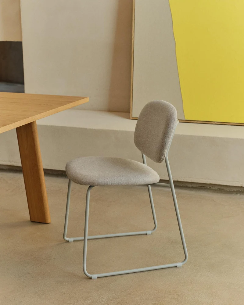 Stapelbarer Stuhl Meli mit beiger Chenille und beigen Metallbeinen FSC Mix Credit