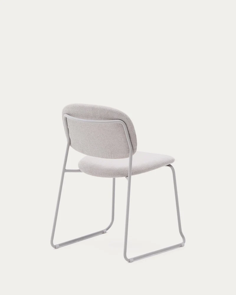 Stapelbarer Stuhl Meli mit beiger Chenille und beigen Metallbeinen FSC Mix Credit