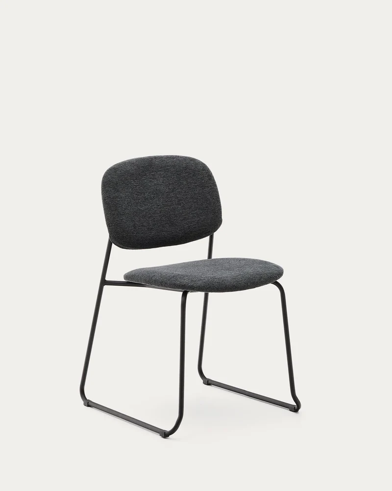 Stapelbarer Stuhl Meli mit grauer Chenille und grauen Metallbeinen FSC Mix Credit