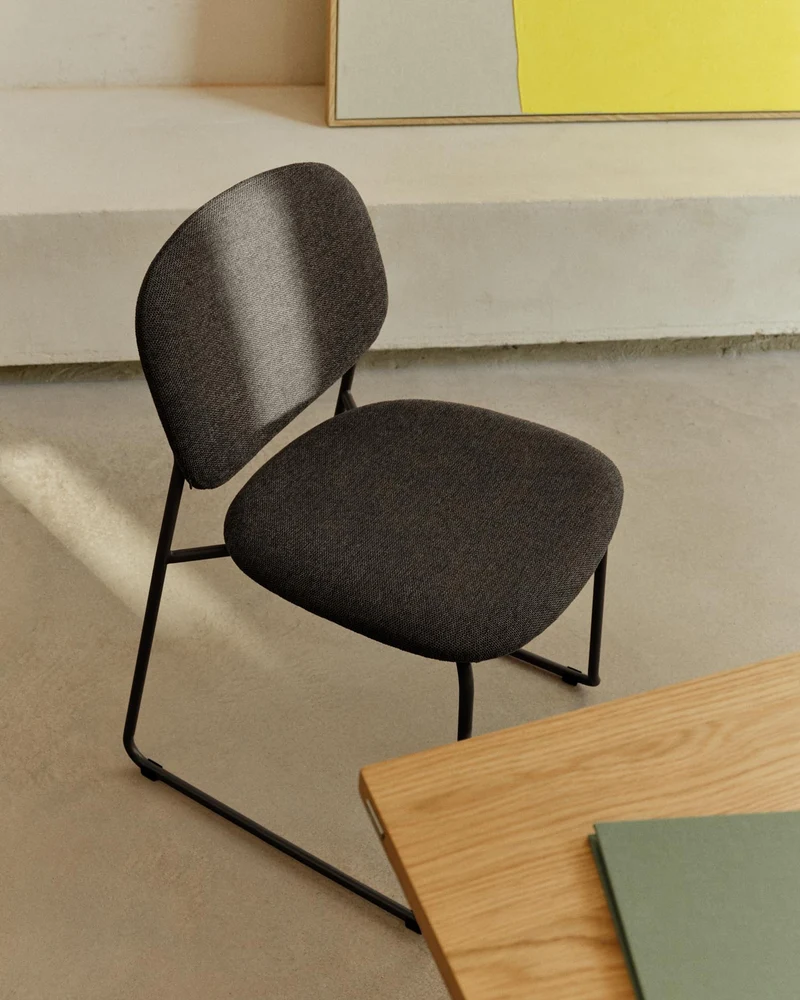Stapelbarer Stuhl Meli mit grauer Chenille und grauen Metallbeinen FSC Mix Credit
