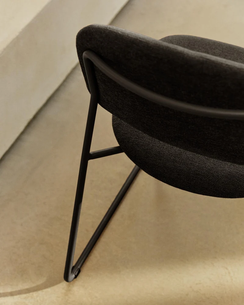 Stapelbarer Stuhl Meli mit grauer Chenille und grauen Metallbeinen FSC Mix Credit