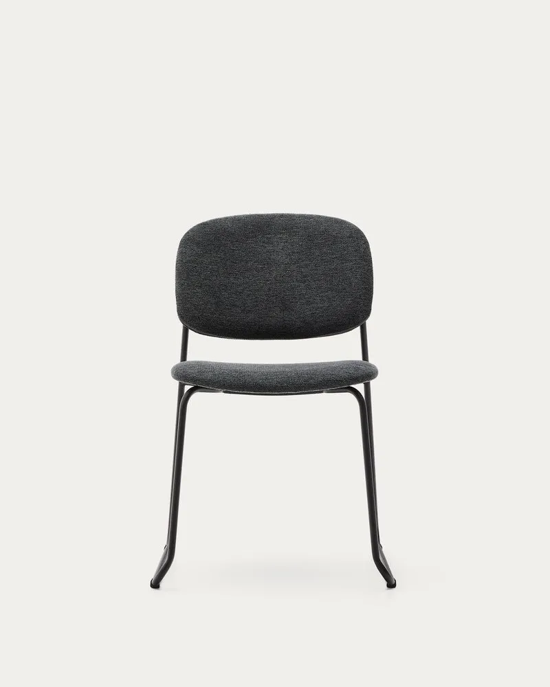 Stapelbarer Stuhl Meli mit grauer Chenille und grauen Metallbeinen FSC Mix Credit