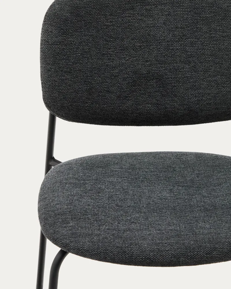 Stapelbarer Stuhl Meli mit grauer Chenille und grauen Metallbeinen FSC Mix Credit