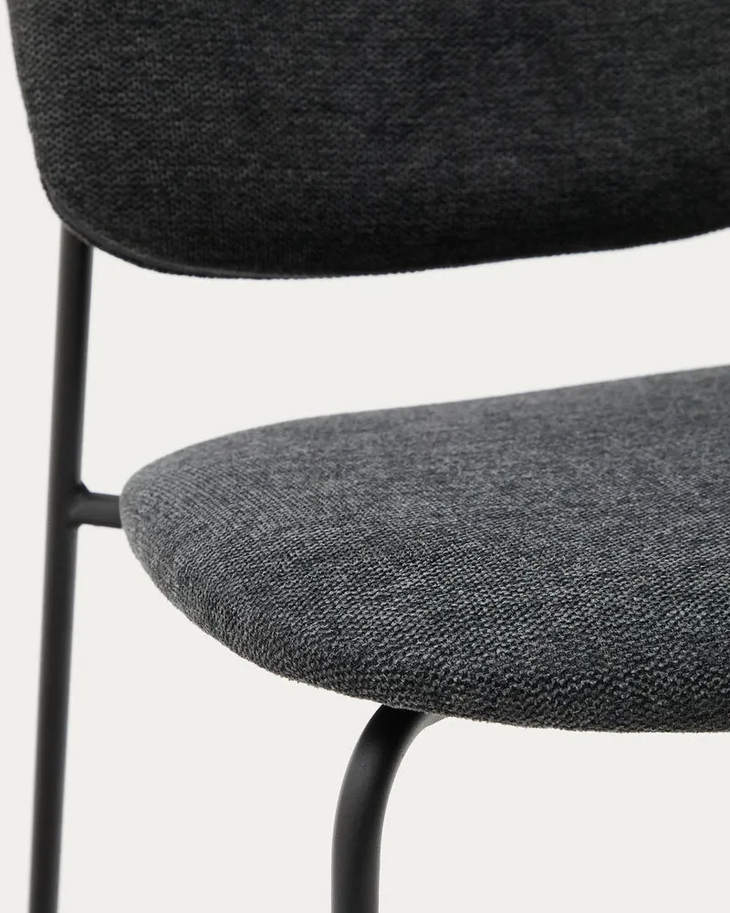 Stapelbarer Stuhl Meli mit grauer Chenille und grauen Metallbeinen FSC Mix Credit