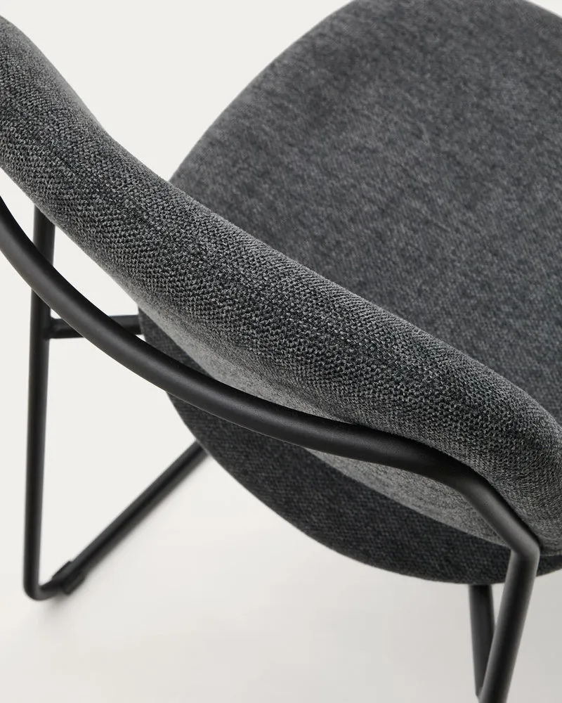 Stapelbarer Stuhl Meli mit grauer Chenille und grauen Metallbeinen FSC Mix Credit