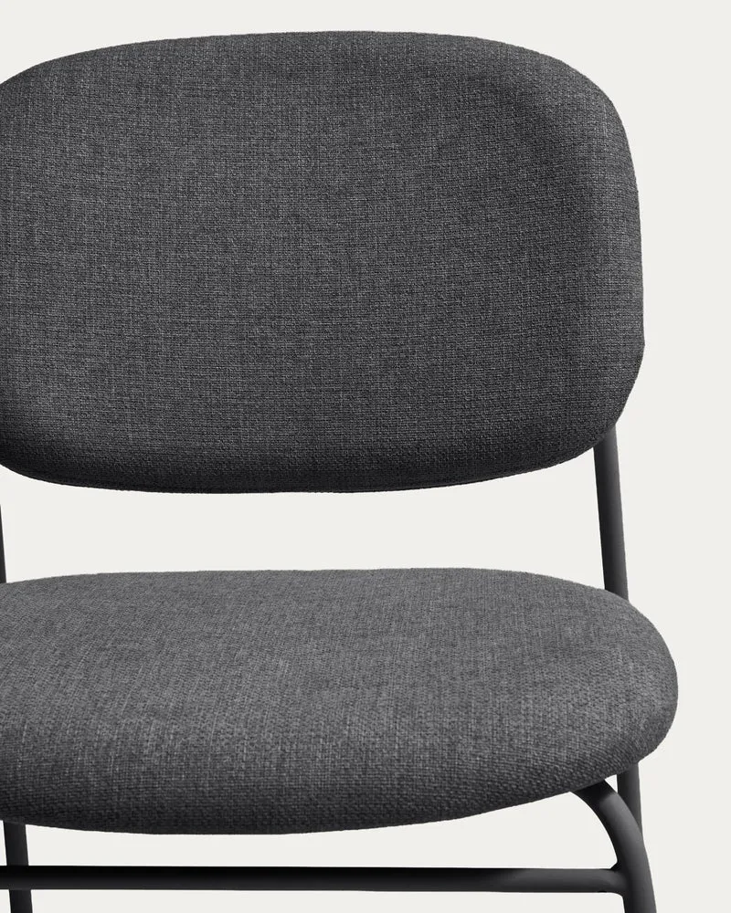 Stapelbarer Stuhl Meli mit grauer Chenille und grauen Metallbeinen FSC Mix Credit