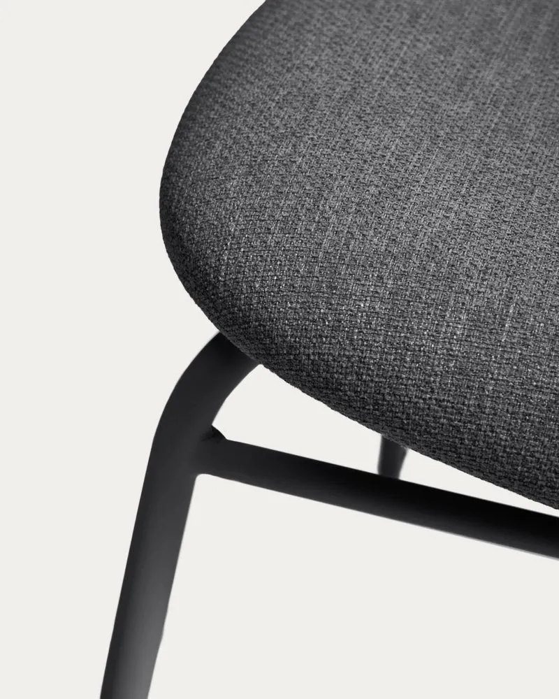 Stapelbarer Stuhl Meli mit grauer Chenille und grauen Metallbeinen FSC Mix Credit